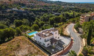 Villa de lujo en primera línea de golf de estilo mediterráneo moderno en venta en Elviria, al este del centro de Marbella 783015 