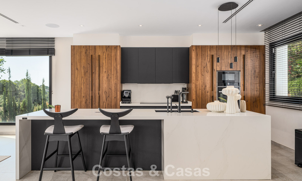 Villa de lujo en primera línea de golf de estilo mediterráneo moderno en venta en Elviria, al este del centro de Marbella 783016