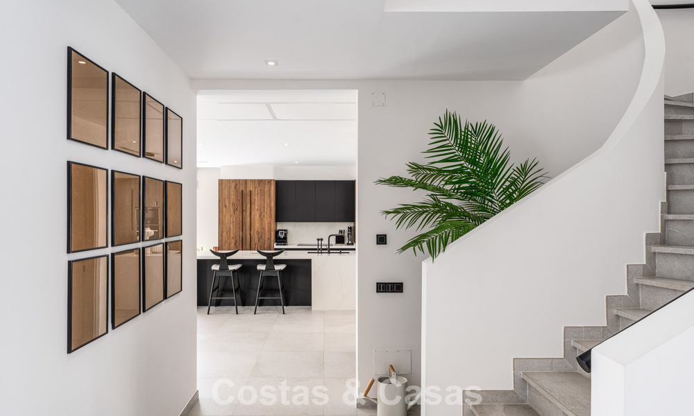 Villa de lujo en primera línea de golf de estilo mediterráneo moderno en venta en Elviria, al este del centro de Marbella 783017