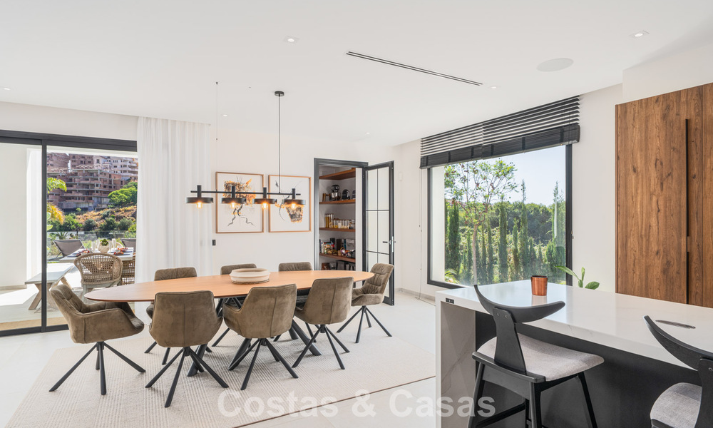 Villa de lujo en primera línea de golf de estilo mediterráneo moderno en venta en Elviria, al este del centro de Marbella 783018
