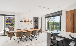Villa de lujo en primera línea de golf de estilo mediterráneo moderno en venta en Elviria, al este del centro de Marbella 783018 
