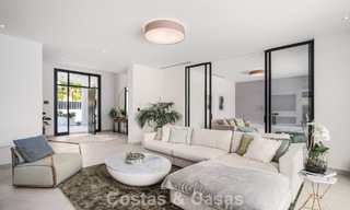 Villa de lujo en primera línea de golf de estilo mediterráneo moderno en venta en Elviria, al este del centro de Marbella 783019 