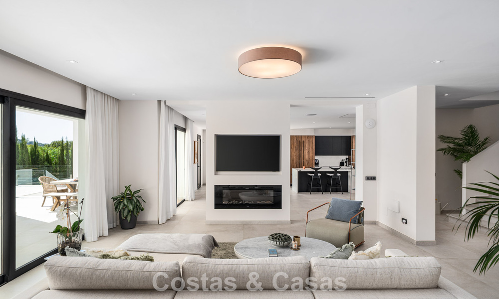 Villa de lujo en primera línea de golf de estilo mediterráneo moderno en venta en Elviria, al este del centro de Marbella 783020