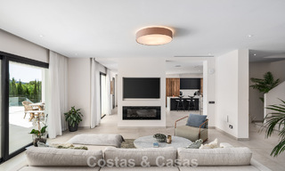 Villa de lujo en primera línea de golf de estilo mediterráneo moderno en venta en Elviria, al este del centro de Marbella 783020 