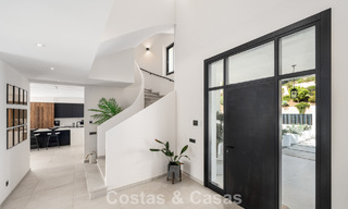 Villa de lujo en primera línea de golf de estilo mediterráneo moderno en venta en Elviria, al este del centro de Marbella 783021 
