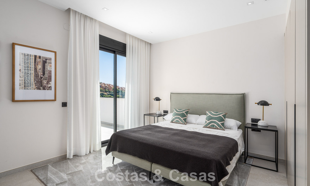 Villa de lujo en primera línea de golf de estilo mediterráneo moderno en venta en Elviria, al este del centro de Marbella 783022