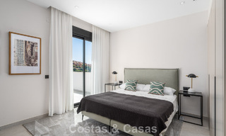 Villa de lujo en primera línea de golf de estilo mediterráneo moderno en venta en Elviria, al este del centro de Marbella 783022 
