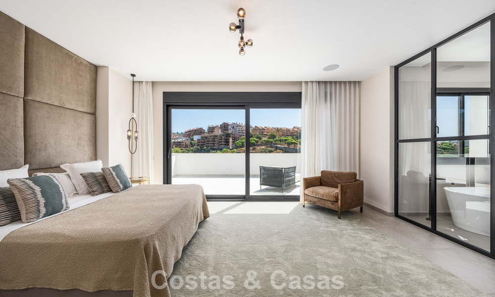 Villa de lujo en primera línea de golf de estilo mediterráneo moderno en venta en Elviria, al este del centro de Marbella 783023