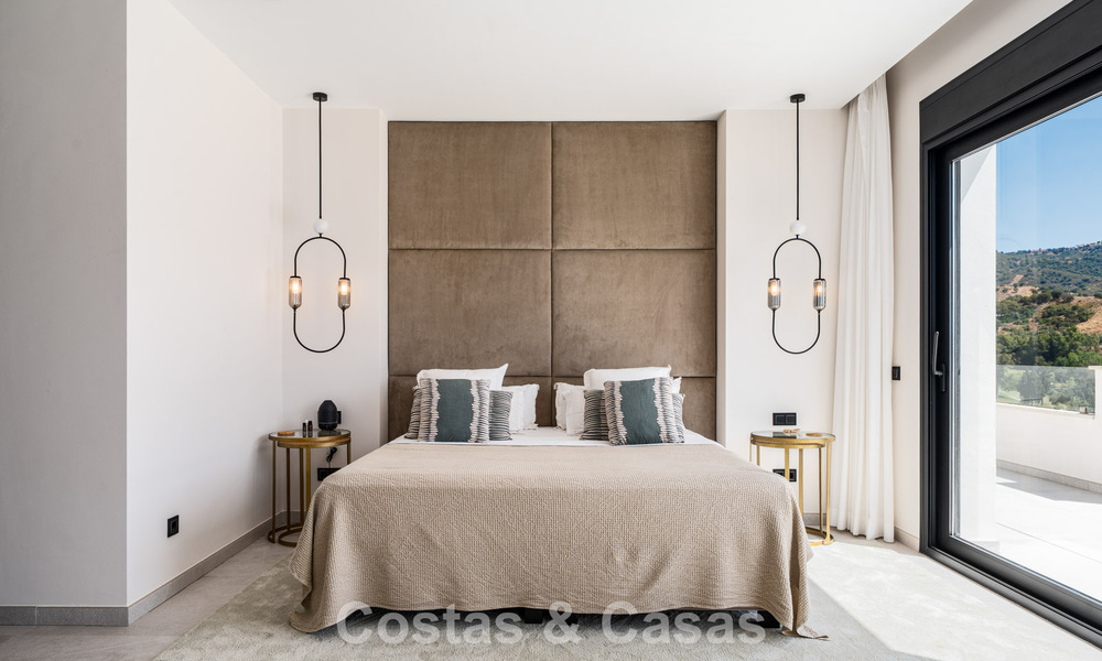 Villa de lujo en primera línea de golf de estilo mediterráneo moderno en venta en Elviria, al este del centro de Marbella 783024