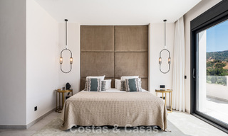 Villa de lujo en primera línea de golf de estilo mediterráneo moderno en venta en Elviria, al este del centro de Marbella 783024 