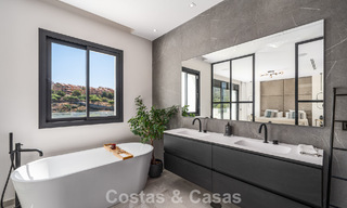 Villa de lujo en primera línea de golf de estilo mediterráneo moderno en venta en Elviria, al este del centro de Marbella 783025 