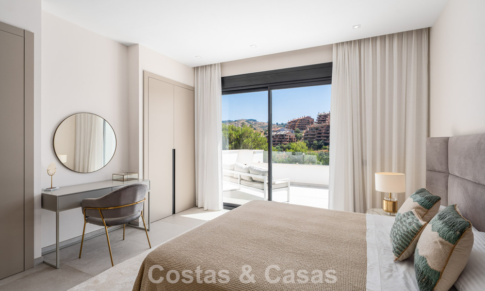 Villa de lujo en primera línea de golf de estilo mediterráneo moderno en venta en Elviria, al este del centro de Marbella 783026