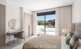 Villa de lujo en primera línea de golf de estilo mediterráneo moderno en venta en Elviria, al este del centro de Marbella 783026 