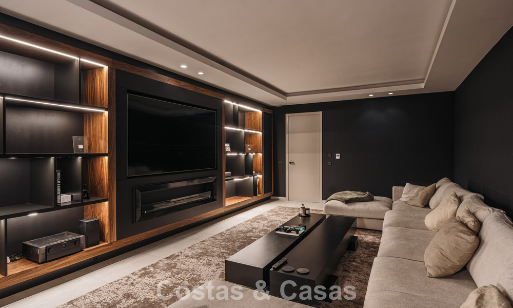 Villa de lujo en primera línea de golf de estilo mediterráneo moderno en venta en Elviria, al este del centro de Marbella 783028