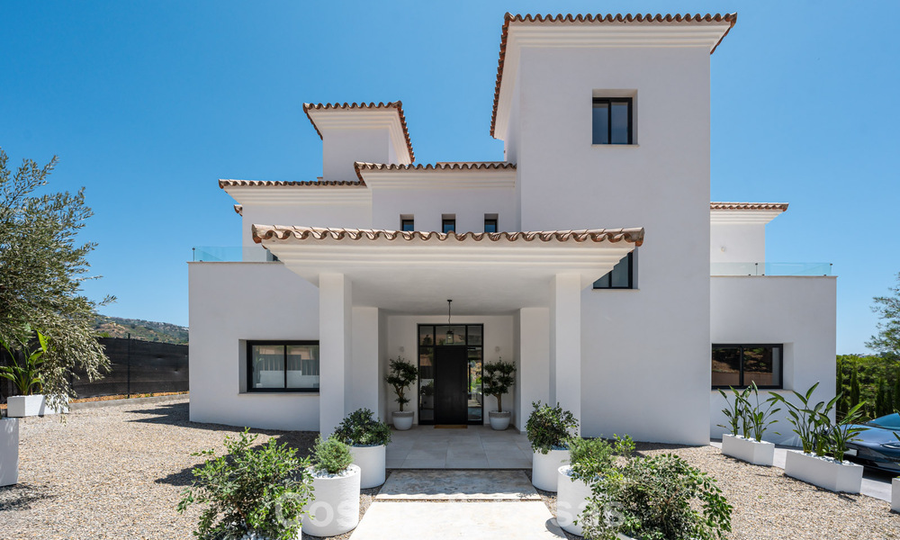Villa de lujo en primera línea de golf de estilo mediterráneo moderno en venta en Elviria, al este del centro de Marbella 783029