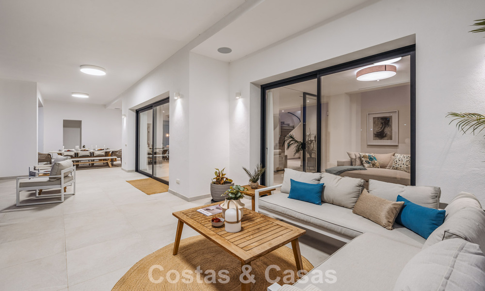 Villa de lujo en primera línea de golf de estilo mediterráneo moderno en venta en Elviria, al este del centro de Marbella 783031