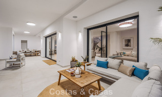 Villa de lujo en primera línea de golf de estilo mediterráneo moderno en venta en Elviria, al este del centro de Marbella 783031 
