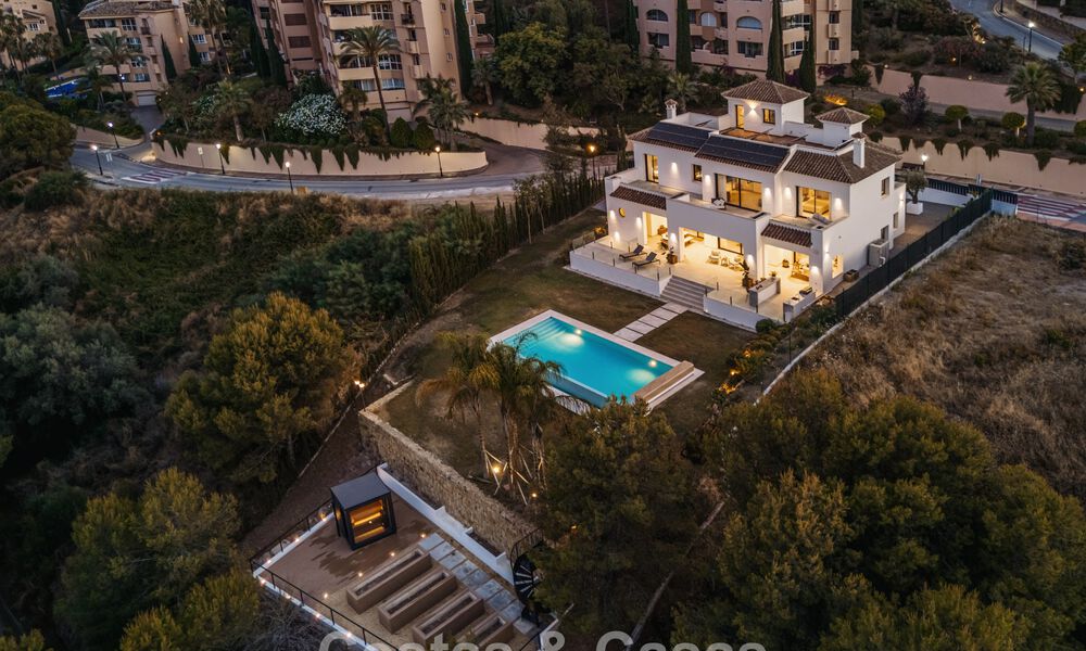 Villa de lujo en primera línea de golf de estilo mediterráneo moderno en venta en Elviria, al este del centro de Marbella 783032