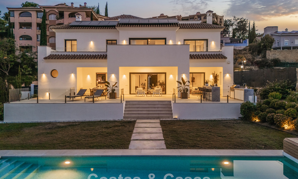 Villa de lujo en primera línea de golf de estilo mediterráneo moderno en venta en Elviria, al este del centro de Marbella 783033