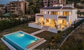 Villa de lujo en primera línea de golf de estilo mediterráneo moderno en venta en Elviria, al este del centro de Marbella 783034 