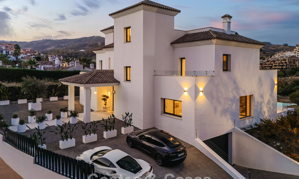 Villa de lujo en primera línea de golf de estilo mediterráneo moderno en venta en Elviria, al este del centro de Marbella 783036