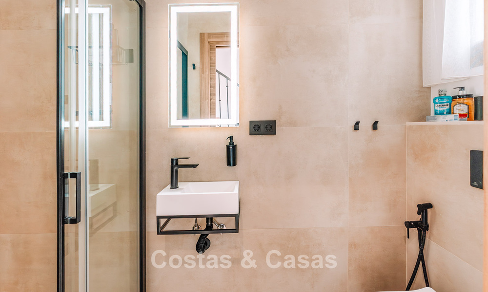 Espaciosa casa adosada de 3 dormitorios, lista para entrar a vivir, con vistas al golf y al mar en venta en Marbella - Benahavís 782974