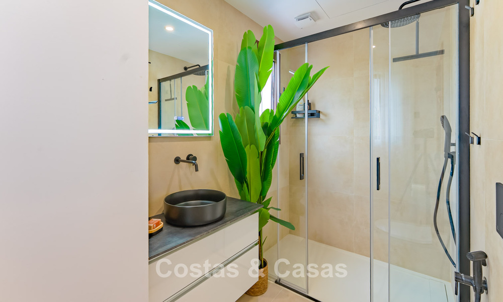 Espaciosa casa adosada de 3 dormitorios, lista para entrar a vivir, con vistas al golf y al mar en venta en Marbella - Benahavís 782977