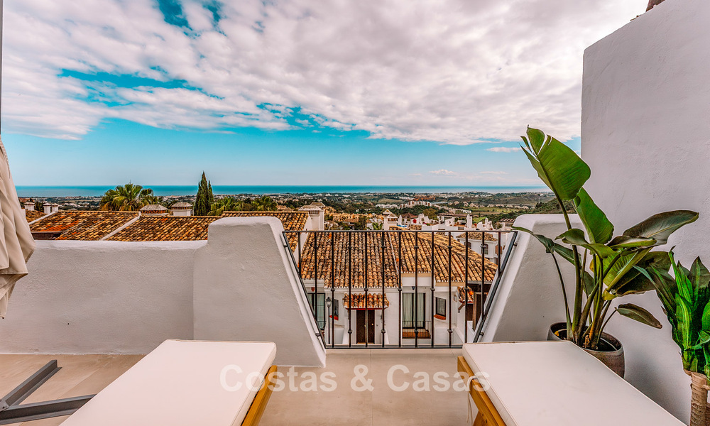 Espaciosa casa adosada de 3 dormitorios, lista para entrar a vivir, con vistas al golf y al mar en venta en Marbella - Benahavís 782982