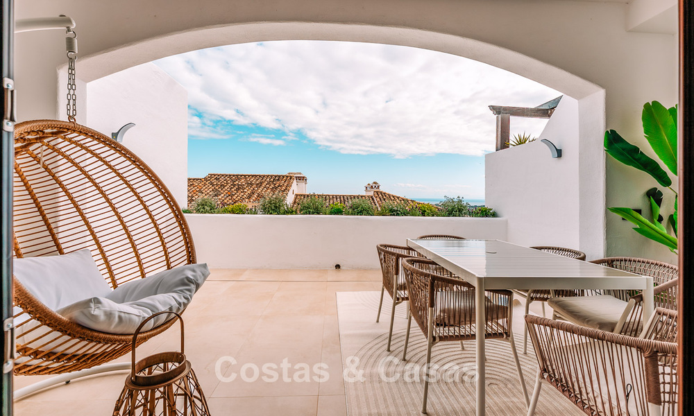 Espaciosa casa adosada de 3 dormitorios, lista para entrar a vivir, con vistas al golf y al mar en venta en Marbella - Benahavís 782984