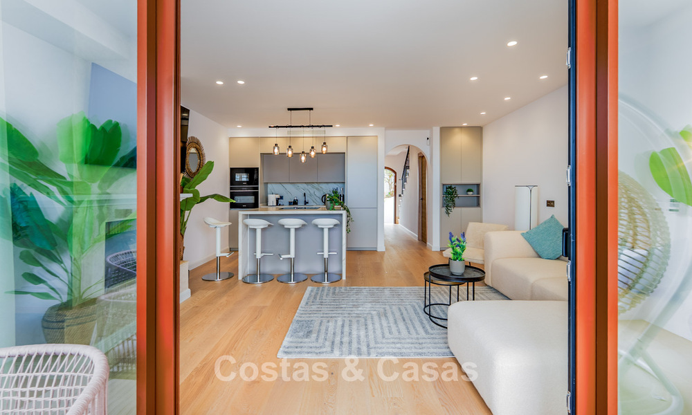Espaciosa casa adosada de 3 dormitorios, lista para entrar a vivir, con vistas al golf y al mar en venta en Marbella - Benahavís 782985