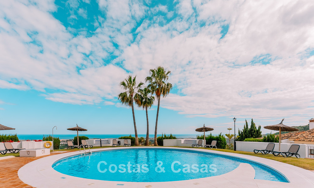 Espaciosa casa adosada de 3 dormitorios, lista para entrar a vivir, con vistas al golf y al mar en venta en Marbella - Benahavís 782990