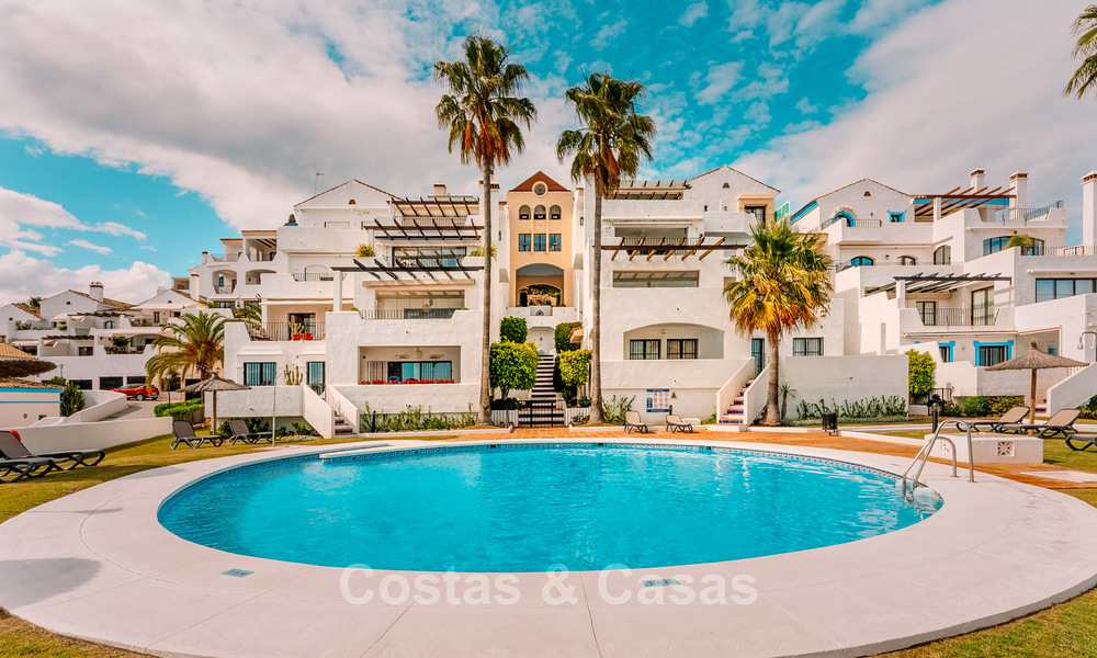 Espaciosa casa adosada de 3 dormitorios, lista para entrar a vivir, con vistas al golf y al mar en venta en Marbella - Benahavís 782991