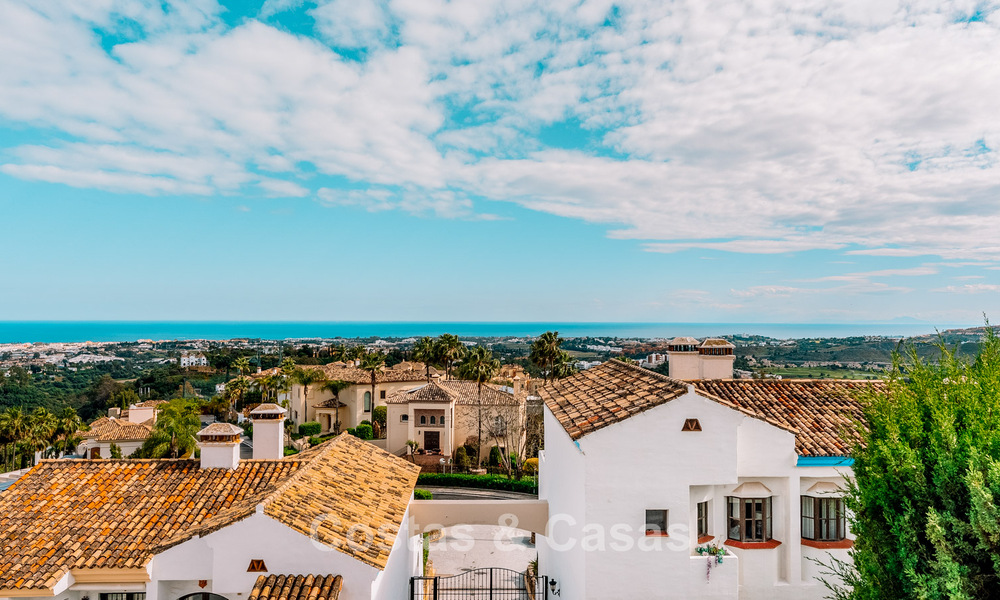 Espaciosa casa adosada de 3 dormitorios, lista para entrar a vivir, con vistas al golf y al mar en venta en Marbella - Benahavís 782992