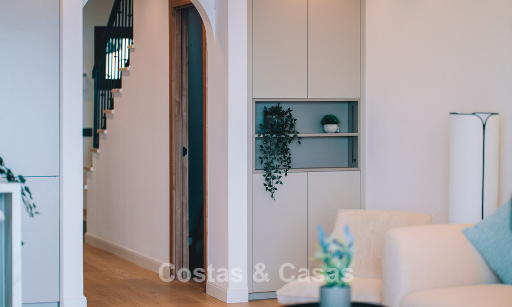 Espaciosa casa adosada de 3 dormitorios, lista para entrar a vivir, con vistas al golf y al mar en venta en Marbella - Benahavís 783000