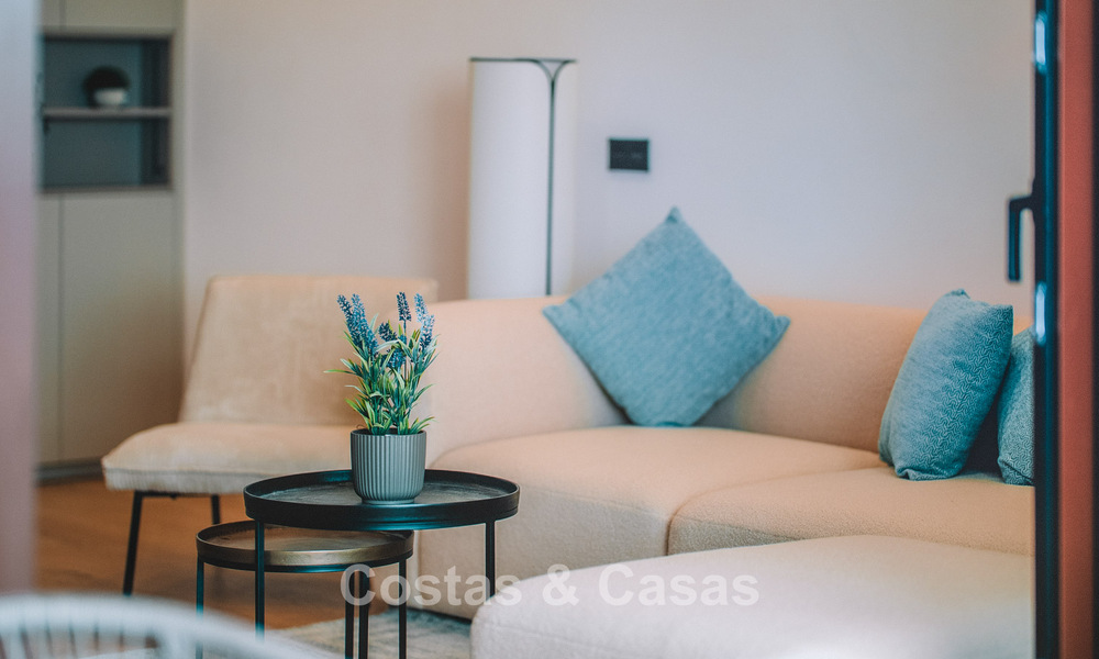 Espaciosa casa adosada de 3 dormitorios, lista para entrar a vivir, con vistas al golf y al mar en venta en Marbella - Benahavís 783001