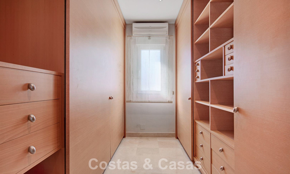 Villa de lujo de estilo mediterráneo en venta a un paso de la playa y todos los servicios en Guadalmina Baja, Marbella 783077