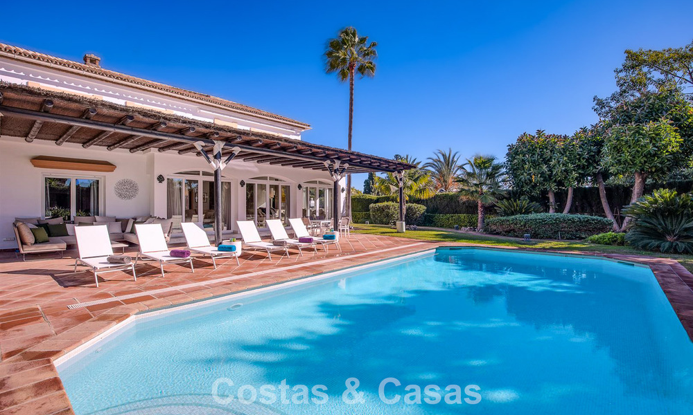 Villa de lujo de estilo mediterráneo en venta a un paso de la playa y todos los servicios en Guadalmina Baja, Marbella 783078