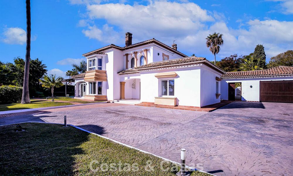 Villa de lujo de estilo mediterráneo en venta a un paso de la playa y todos los servicios en Guadalmina Baja, Marbella 783083