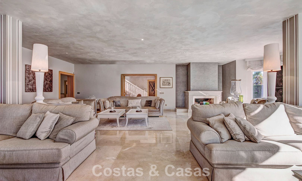 Villa de lujo de estilo mediterráneo en venta a un paso de la playa y todos los servicios en Guadalmina Baja, Marbella 783084