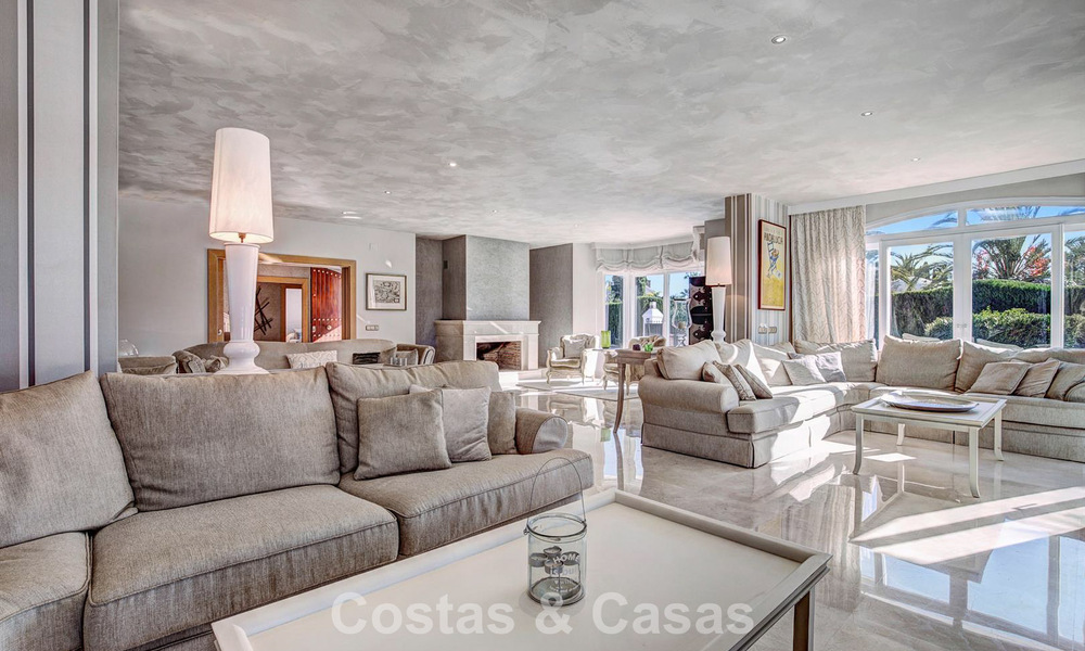 Villa de lujo de estilo mediterráneo en venta a un paso de la playa y todos los servicios en Guadalmina Baja, Marbella 783086