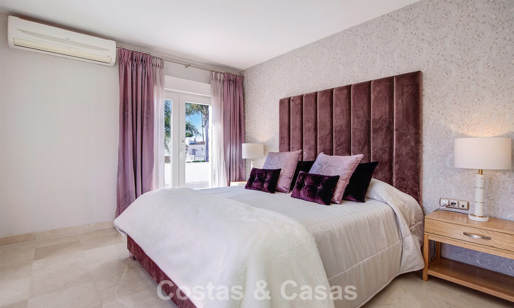 Villa de lujo de estilo mediterráneo en venta a un paso de la playa y todos los servicios en Guadalmina Baja, Marbella 783092