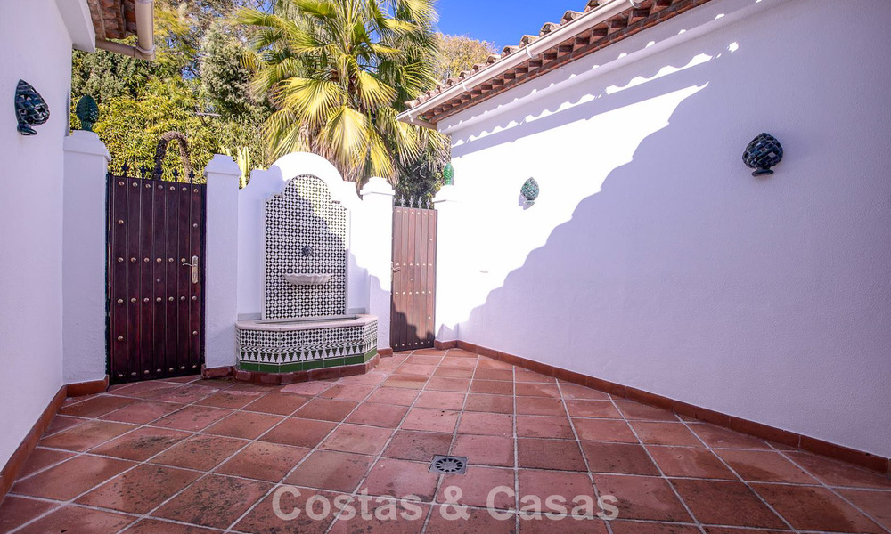 Villa de lujo de estilo mediterráneo en venta a un paso de la playa y todos los servicios en Guadalmina Baja, Marbella 783095