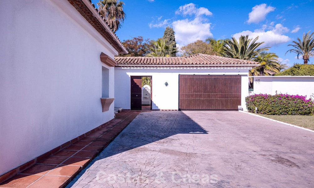 Villa de lujo de estilo mediterráneo en venta a un paso de la playa y todos los servicios en Guadalmina Baja, Marbella 783096