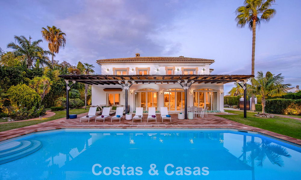 Villa de lujo de estilo mediterráneo en venta a un paso de la playa y todos los servicios en Guadalmina Baja, Marbella 783097
