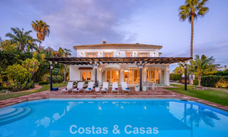 Villa de lujo de estilo mediterráneo en venta a un paso de la playa y todos los servicios en Guadalmina Baja, Marbella 783097 