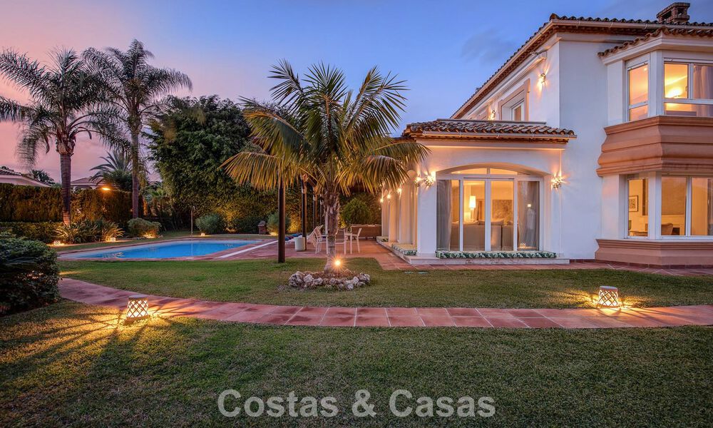 Villa de lujo de estilo mediterráneo en venta a un paso de la playa y todos los servicios en Guadalmina Baja, Marbella 783098