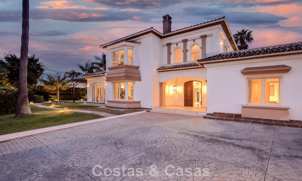 Villa de lujo de estilo mediterráneo en venta a un paso de la playa y todos los servicios en Guadalmina Baja, Marbella 783099