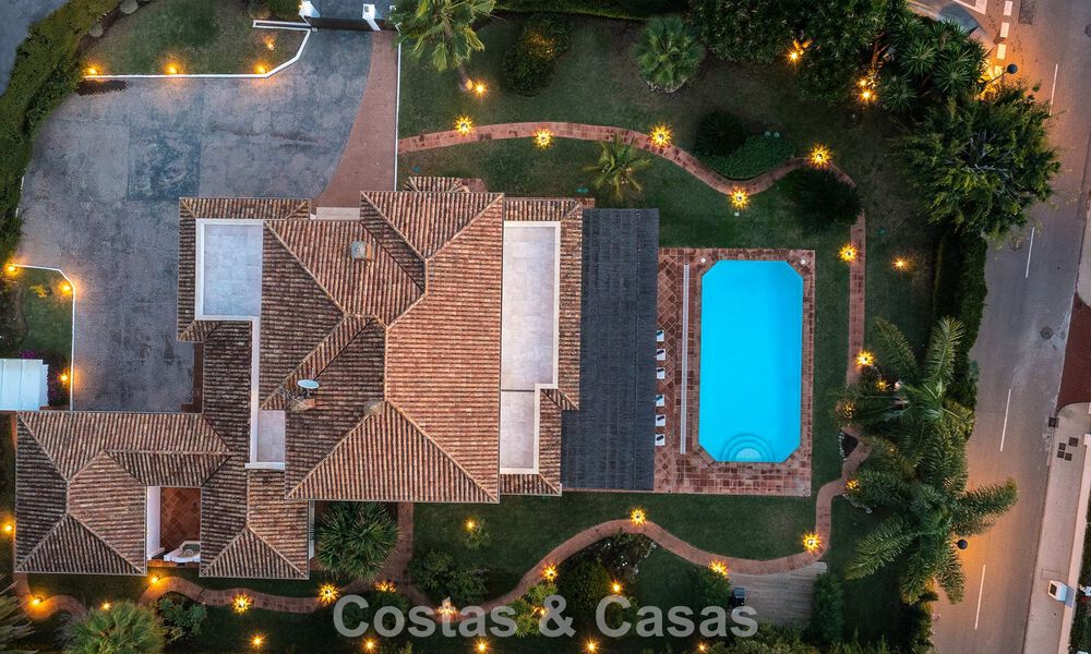 Villa de lujo de estilo mediterráneo en venta a un paso de la playa y todos los servicios en Guadalmina Baja, Marbella 783100