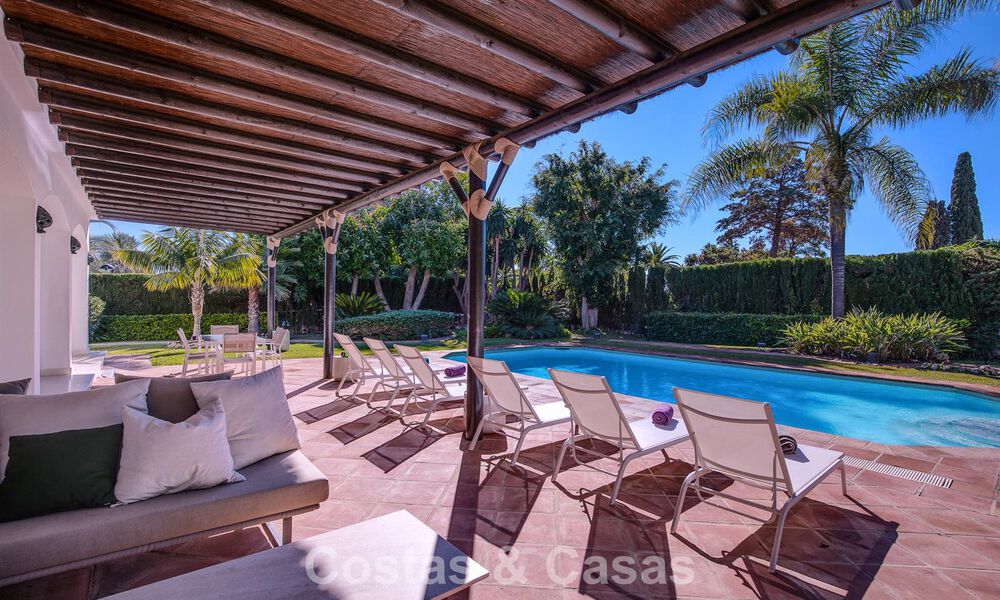 Villa de lujo de estilo mediterráneo en venta a un paso de la playa y todos los servicios en Guadalmina Baja, Marbella 783101