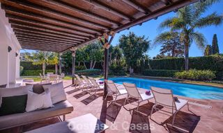 Villa de lujo de estilo mediterráneo en venta a un paso de la playa y todos los servicios en Guadalmina Baja, Marbella 783101 